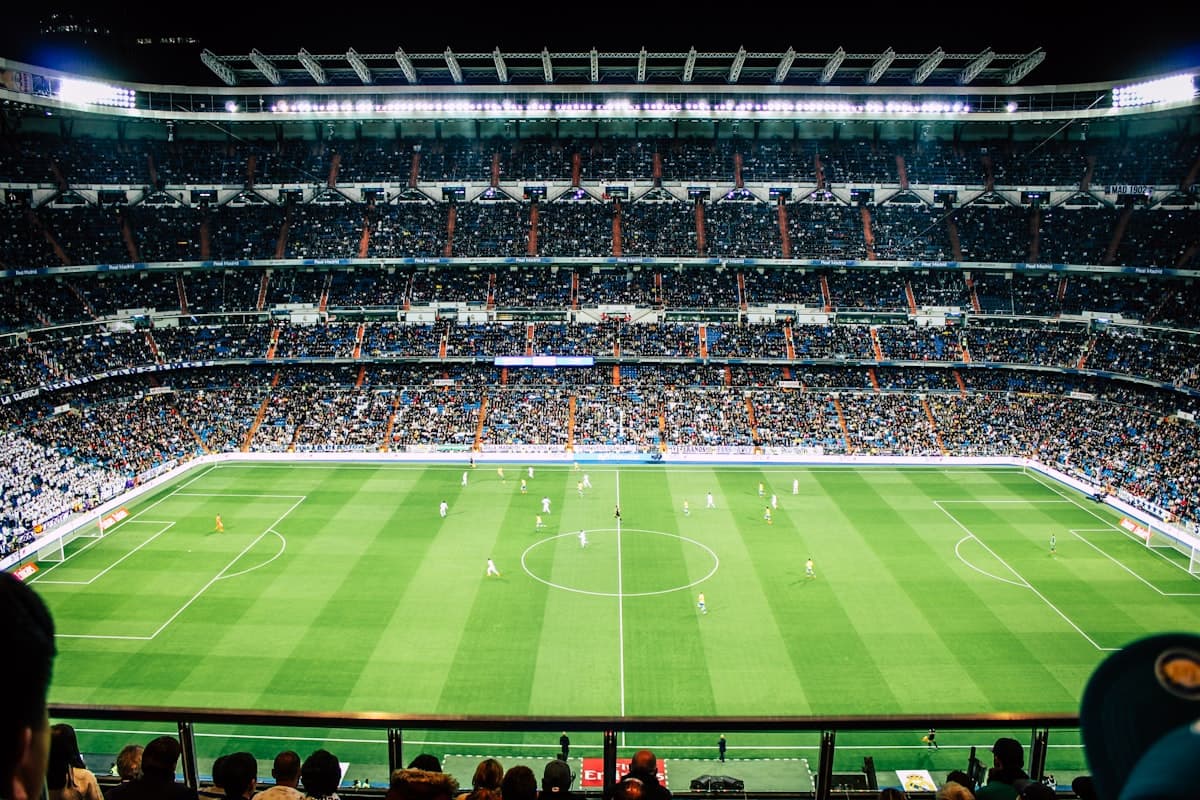 Estádio de futebol lotado sob luzes noturnas